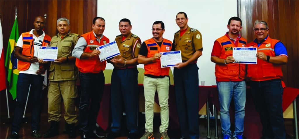 Equipe do IPPUR recebe os certificados de conclusão do curso avançado sobre Defesa Civil